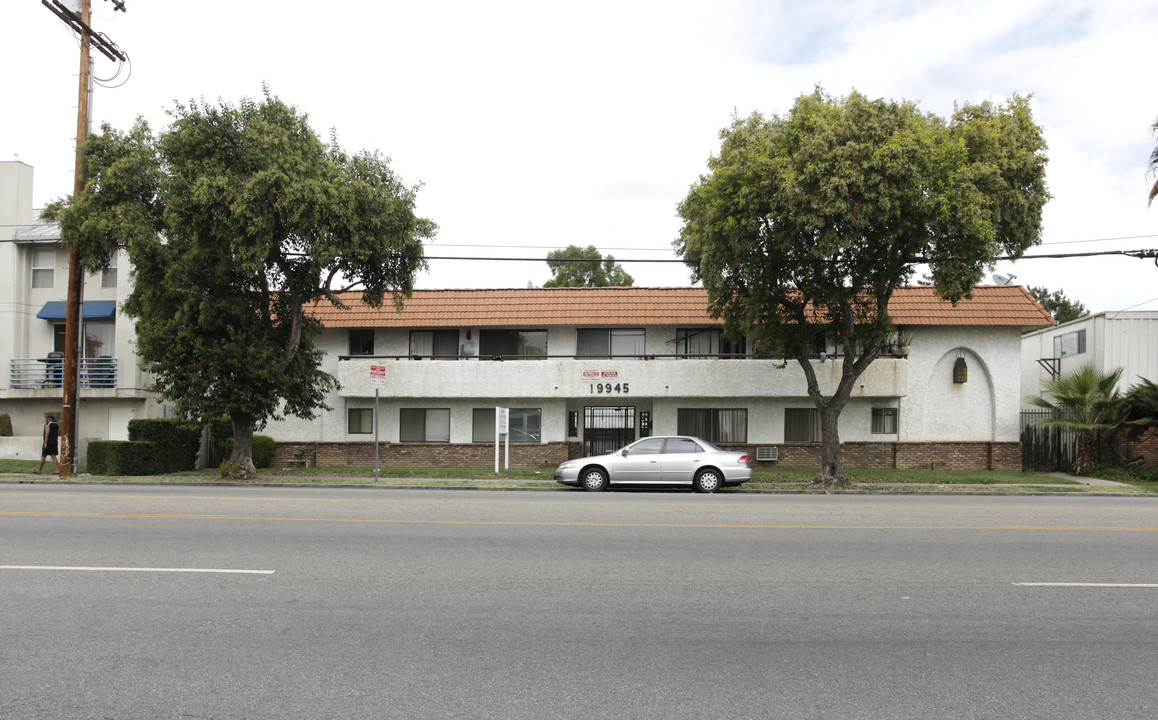 19945 Roscoe Blvd in Winnetka, CA - Foto de edificio