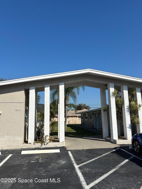 306 Johnson Ave in Cape Canaveral, FL - Building Photo