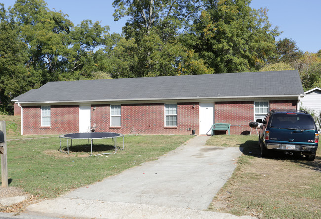 84 Savannah St in Newnan, GA - Foto de edificio - Building Photo