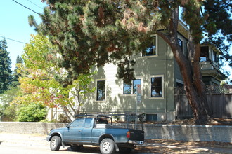 4211 Montgomery St in Oakland, CA - Building Photo - Building Photo