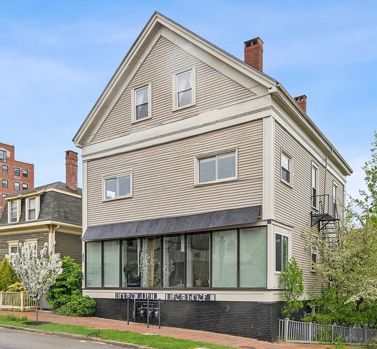 377 Cumberland Ave, Unit 1 in Portland, ME - Building Photo