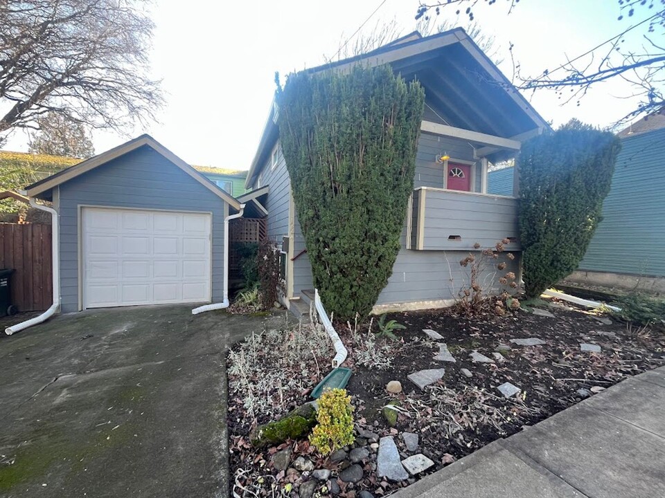 1224 SE Rhone St in Portland, OR - Building Photo