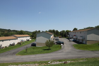 Colonial Apartment Complex in Jonesborough, TN - Foto de edificio - Building Photo