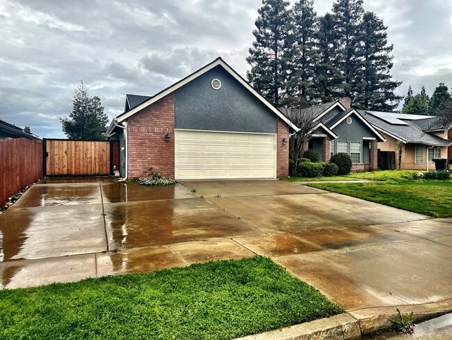 1126 N Palm St in Visalia, CA - Building Photo - Building Photo