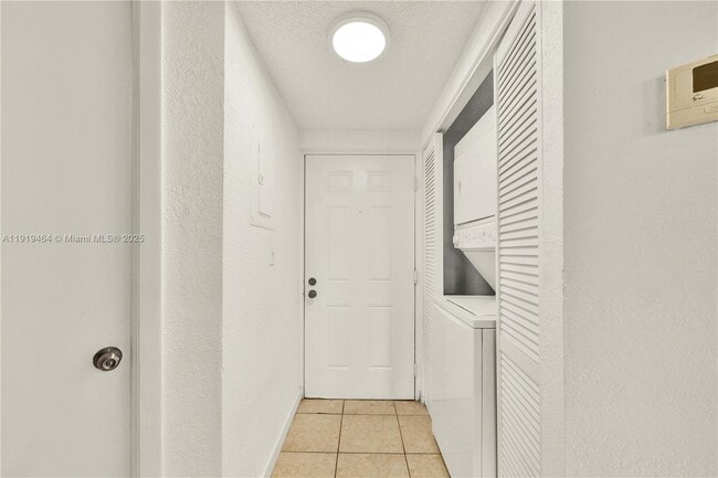 8290 Lake Dr in Doral, FL - Building Photo - Building Photo