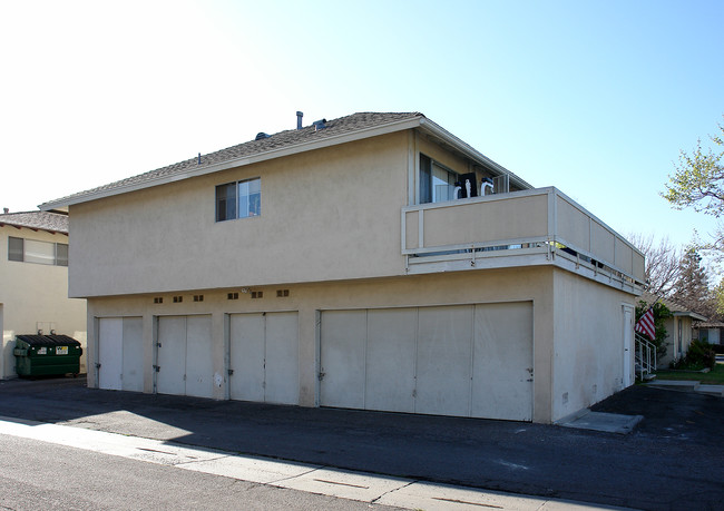 2731 W Orion Ave in Santa Ana, CA - Foto de edificio - Building Photo