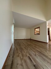 1443 Laurel Oaks Dr in Streamwood, IL - Building Photo - Building Photo