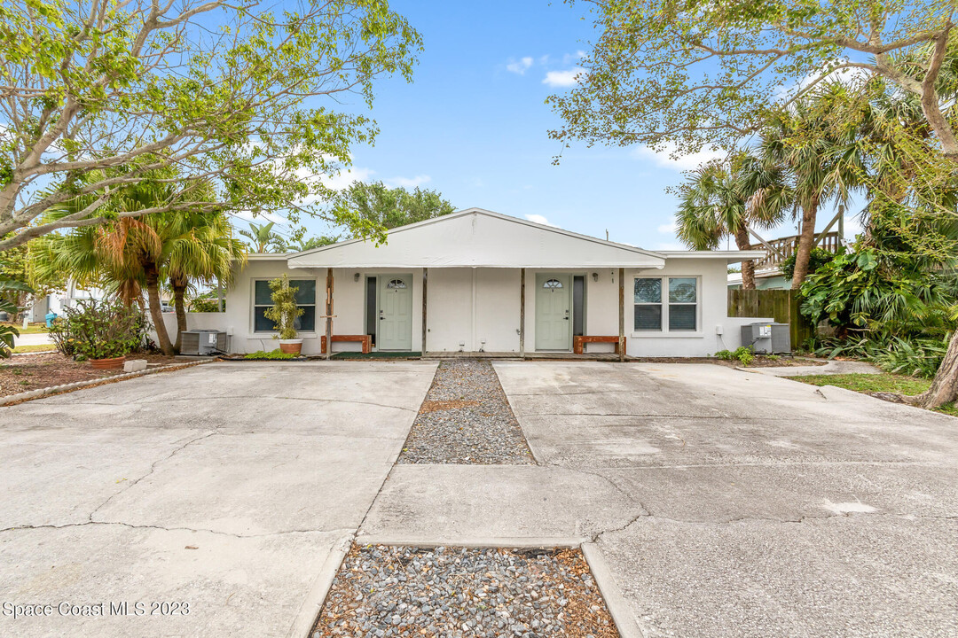 409 Sunrise Dr in Cocoa Beach, FL - Foto de edificio