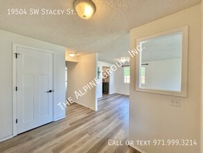 19504 SW Stacey St in Beaverton, OR - Building Photo - Building Photo