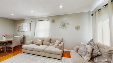 229 Old Post Rd, Unit 218 in Edison, NJ - Building Photo - Building Photo
