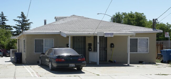 62 N Broadway Ave in Pittsburg, CA - Foto de edificio - Building Photo