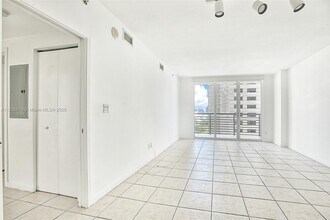 335 S Biscayne Blvd, Unit 1700 in Miami, FL - Building Photo - Building Photo