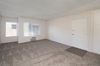 Dominguez Way Apartments in El Cajon, CA - Foto de edificio - Building Photo