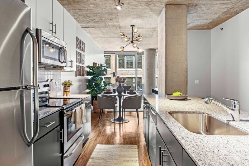 600 W Jackson Blvd in Chicago, IL - Building Photo