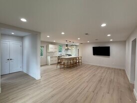 14622 Huston St in Sherman Oaks, CA - Building Photo