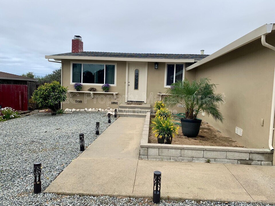 1975 Paralta Ave in Seaside, CA - Building Photo