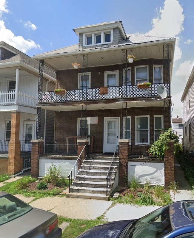 2685 Botsford St, Unit Upper