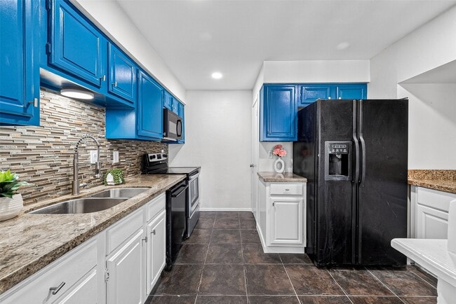 7932 Grow Ln
