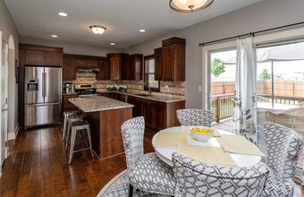 239 S 87th St in West Des Moines, IA - Foto de edificio - Building Photo