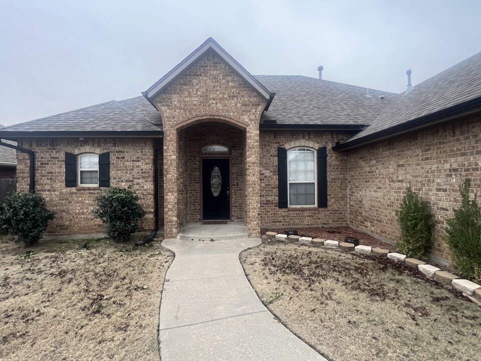 832 Carol Ann Pl in Moore, OK - Building Photo