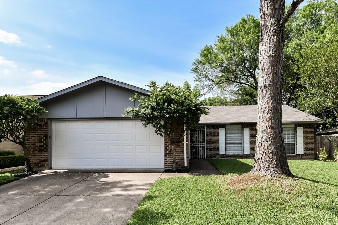 5514 Edgebrook Forest Dr in Houston, TX - Building Photo