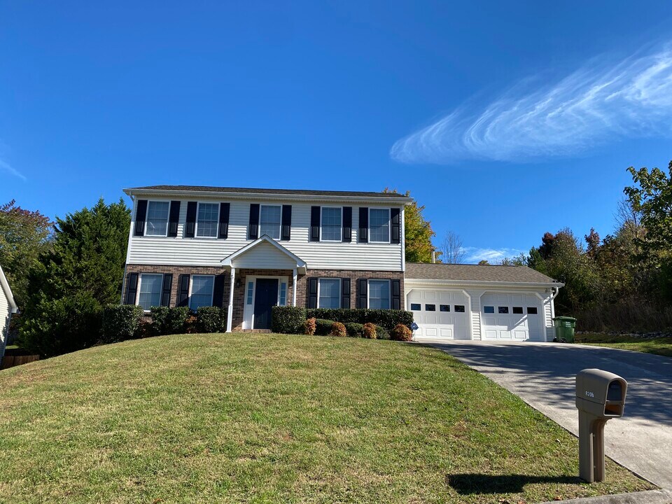 8206 Gamblers Choice Tr in Powell, TN - Building Photo