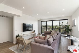 811 N Harvard Blvd in Los Angeles, CA - Building Photo - Building Photo