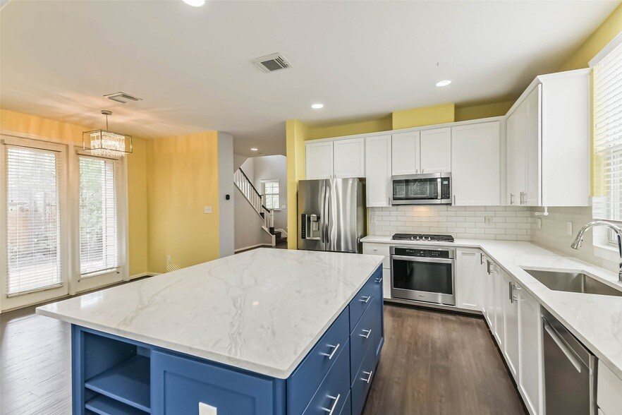 15 N Flickering Sun Cir in The Woodlands, TX - Building Photo