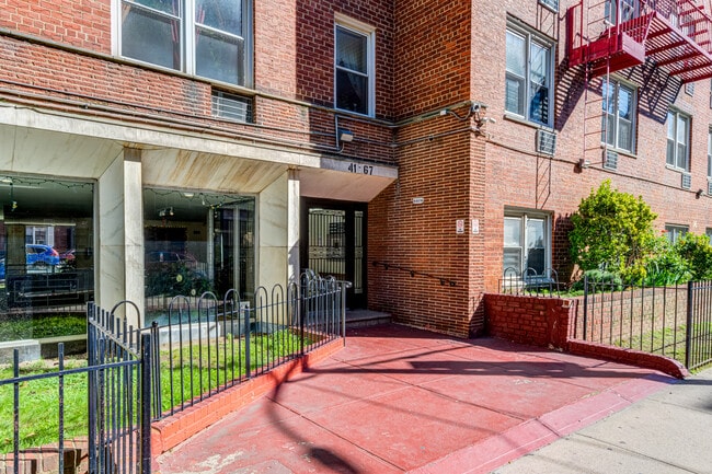 4167 Judge St in Elmhurst, NY - Foto de edificio - Building Photo