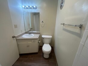 5412 Holiday Dr in Stockton, CA - Building Photo - Building Photo