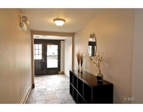 1249 W Roscoe St, Unit 3W in Chicago, IL - Building Photo - Building Photo