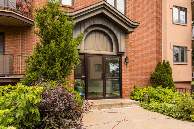 15 Bellerose Boul E in Laval, QC - Building Photo - Building Photo