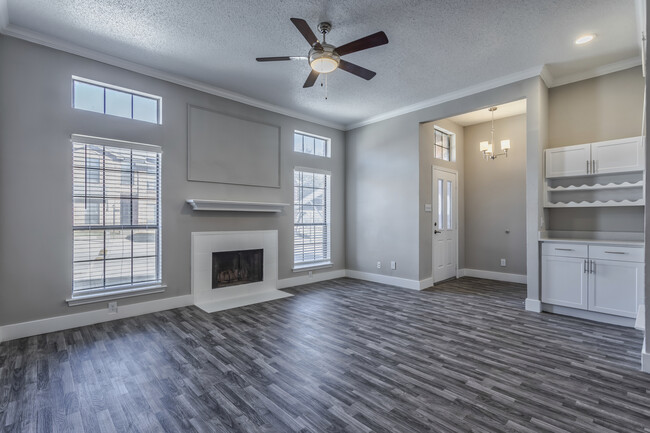 Shiloh Park Townhomes in Plano, TX - Foto de edificio - Interior Photo