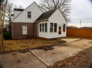 1116 Barnes St in Reidsville, NC - Foto de edificio - Building Photo