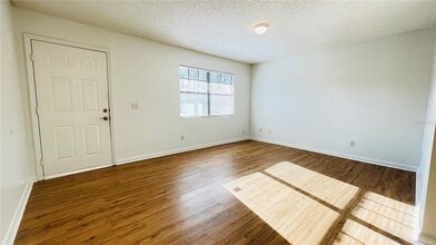 321 Oak Rose Ln in Tampa, FL - Building Photo - Building Photo