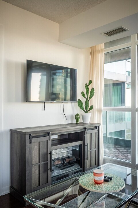 215 Angelique St in Toronto, ON - Building Photo