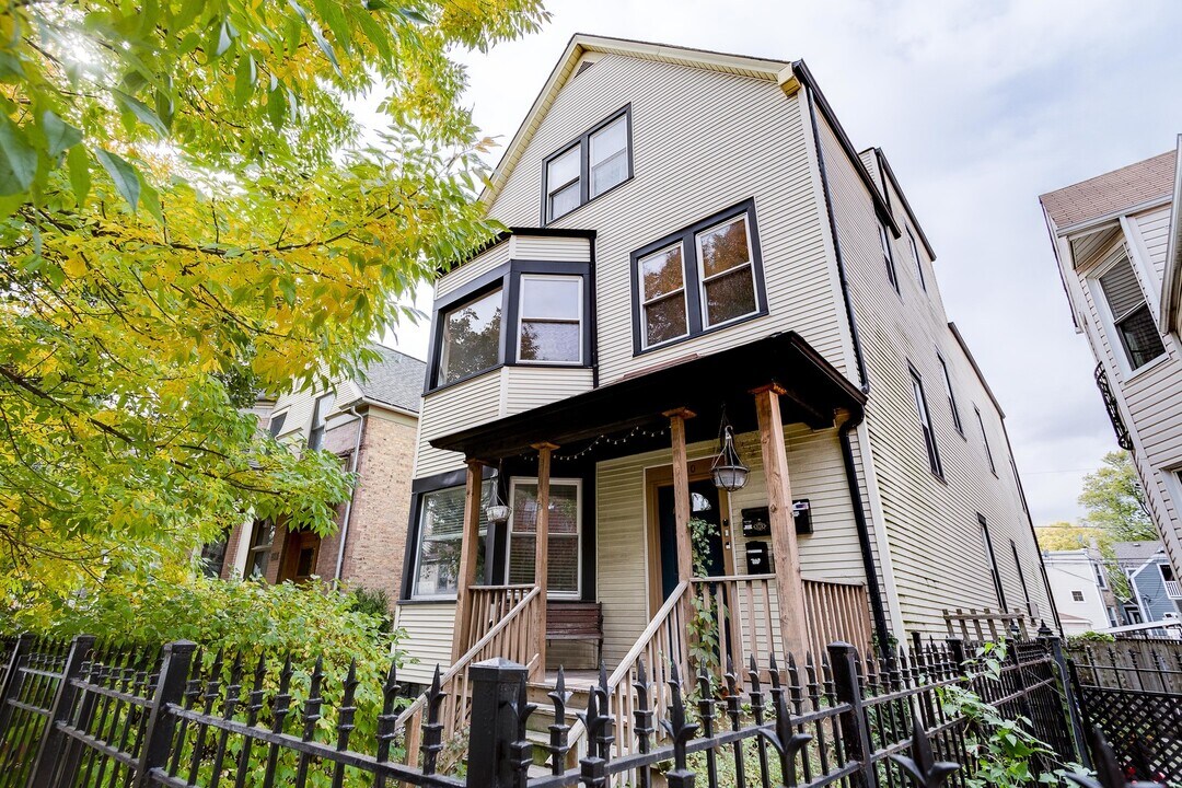 2650 N St Louis Ave in Chicago, IL - Building Photo