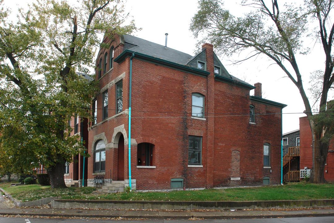 902 S 6th St in Louisville, KY - Building Photo