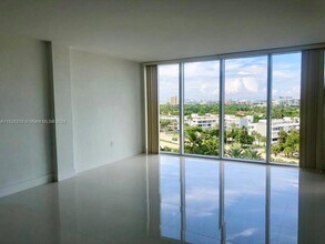 10275 Collins Ave, Unit 727 in Bal Harbour, FL - Foto de edificio - Building Photo