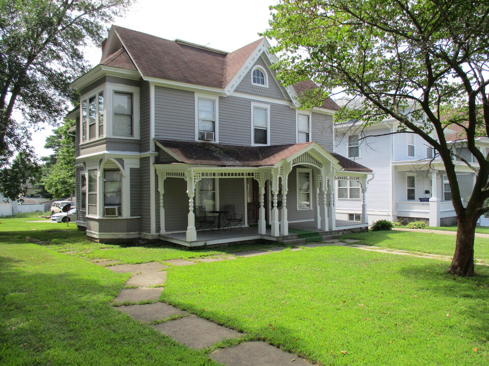 909 Franklin St, Unit 2 in Burlington, IA - Building Photo