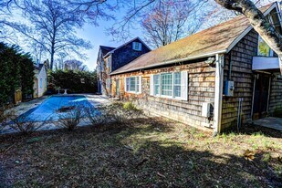 89 Pine St in Southampton, NY - Building Photo