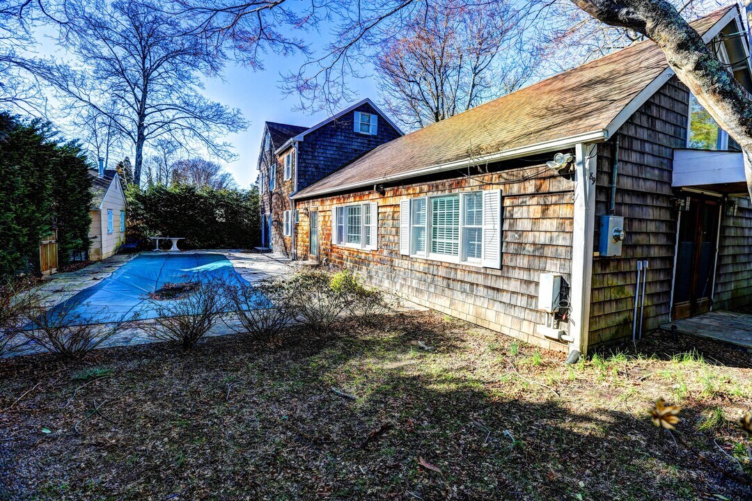 89 Pine St in Southampton, NY - Building Photo
