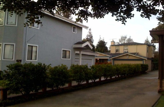 701-703 Prospect Row in San Mateo, CA - Foto de edificio - Building Photo