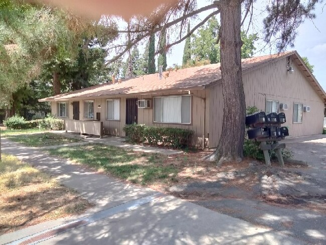 237 B St in Yuba City, CA - Foto de edificio - Building Photo