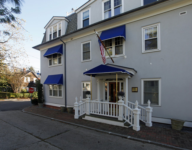 30 Wall St in Southampton, NY - Foto de edificio - Building Photo