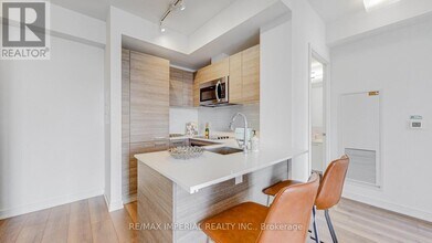 3-2703 Gloucester St in Toronto, ON - Building Photo - Building Photo