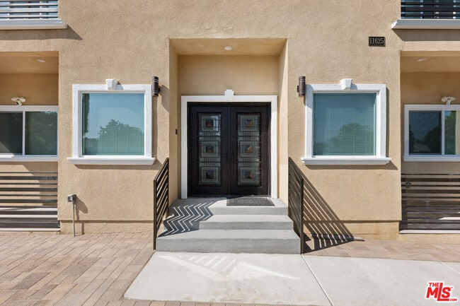 11625 Haynes St in Los Angeles, CA - Building Photo - Building Photo