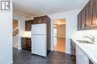 6855 Glen Erin Dr in Mississauga, ON - Building Photo - Building Photo