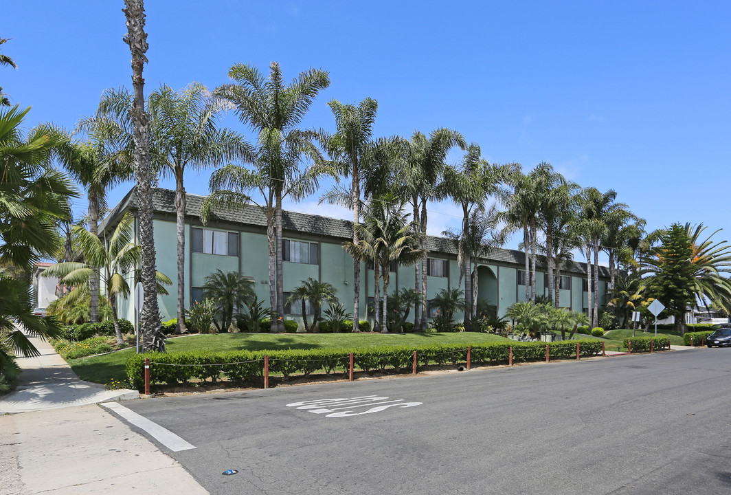 St. Malo Surf Apartments in Oceanside, CA - Building Photo