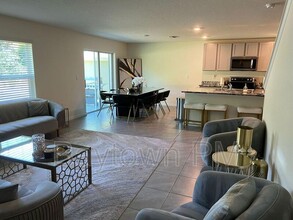 7737 Rosewood Gdn Lp in Tampa, FL - Foto de edificio - Building Photo